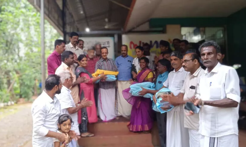 അഭയകേന്ദ്രത്തിൽ ഓണക്കോടി നൽകി ആഘോഷം അഭയകേന്ദ്രത്തിൽ ഓണക്കോടി നൽകി ആഘോഷം