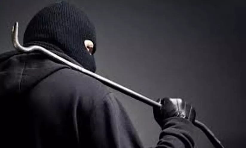 പട്ടാപ്പകൽ വ്യാപാര സ്ഥാപനങ്ങളിൽ മോഷണം പട്ടാപ്പകൽ വ്യാപാര സ്ഥാപനങ്ങളിൽ മോഷണം