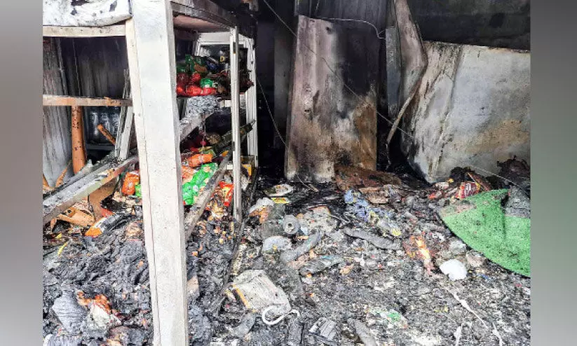 പലചരക്കുകട കത്തി നശിച്ചു പലചരക്കുകട കത്തി നശിച്ചു