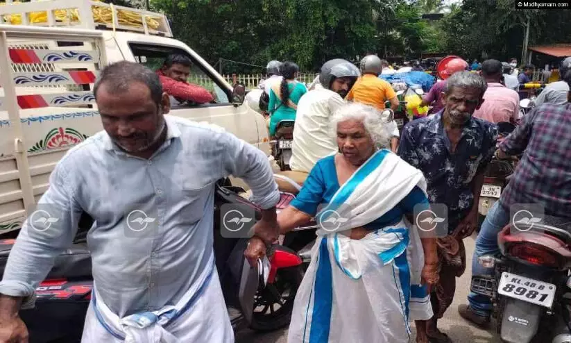 നടന്ന് പോകുന്നതിനിടെ തലചുറ്റൽ വന്ന്​ ട്രാക്കിൽ കിടന്നു; ട്രെയിനിനടിയിൽപെട്ടെങ്കിലും പുനർജന്മം നേടി ശാന്ത