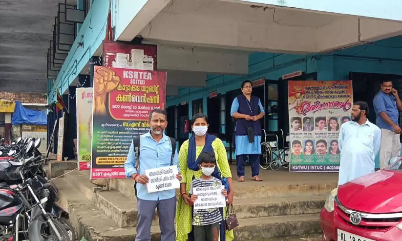 കാട്ടാക്കട ഡിപ്പോയിലെ കണ്ടക്ടര് കുടുംബസമേതം ഡിപ്പോ പടിക്കല് സമരം നടത്തി കാട്ടാക്കട ഡിപ്പോയിലെ കണ്ടക്ടര് കുടുംബസമേതം ഡിപ്പോ പടിക്കല് സമരം നടത്തി