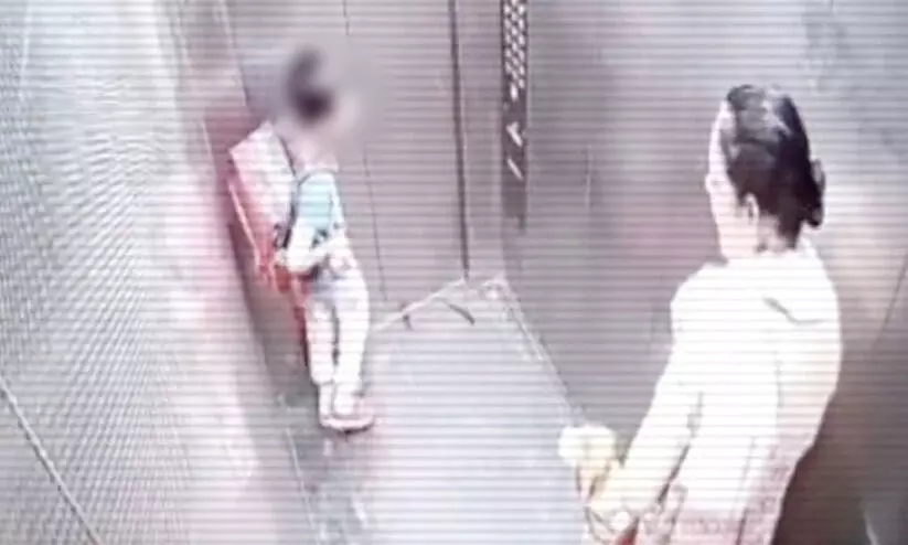 ലിഫ്റ്റിൽവെച്ച് വളർത്തുനായ കുട്ടിയെ കടിച്ചു, ഉടമ നോക്കിനിന്നു; ഒടുവിൽ ഉടമക്കെതിരെ കേസ്