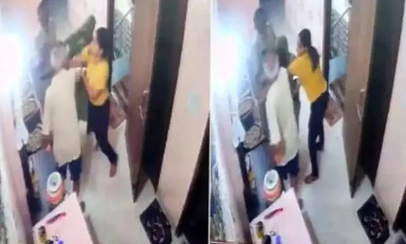 സഹപ്രവർത്തകന്റെ മുമ്പിൽ ഭർതൃപിതാവിനെ പൊതിരെ തല്ലി പൊലീസുകാരി; വീഡിയോ വൈറൽ സഹപ്രവർത്തകന്റെ മുമ്പിൽ ഭർതൃപിതാവിനെ പൊതിരെ തല്ലി പൊലീസുകാരി; വീഡിയോ വൈറൽ