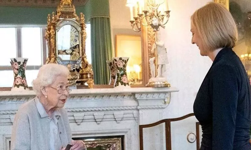 എലിസബത്ത് രാജ്ഞിയെ കണ്ട് ലിസ് ട്രസ്; ബ്രിട്ടന്റെ മൂന്നാം വനിതാ പ്രധാനമന്ത്രി ചുമതലയേറ്റു