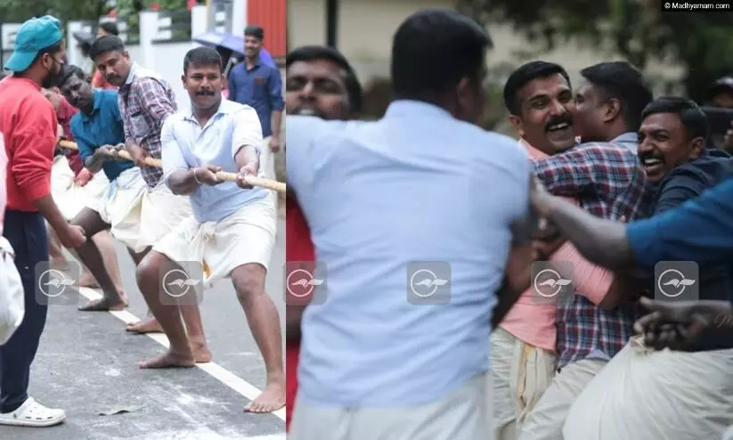 റോഡ് ബ്ലോക്ക് ചെയ്ത് പൊലീസിന്റെ ഓണാഘോഷം റോഡ് ബ്ലോക്ക് ചെയ്ത് പൊലീസിന്റെ ഓണാഘോഷം