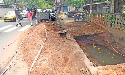 സിറ്റി ഗ്യാസ്: പൈപ്പിട്ട ഭാഗങ്ങളിലെ റോഡുകൾ നന്നാക്കാത്തത് ഭീഷണി