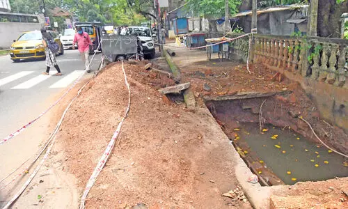 സിറ്റി ഗ്യാസ്: പൈപ്പിട്ട ഭാഗങ്ങളിലെ റോഡുകൾ നന്നാക്കാത്തത് ഭീഷണി