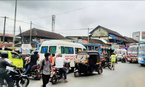 പുതിയതെരുവിലെ കുരുക്കിന് പരിഹാരമില്ലേ? പുതിയതെരുവിലെ കുരുക്കിന് പരിഹാരമില്ലേ?