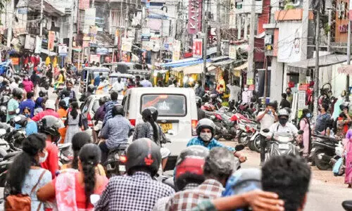 ഓണത്തിരക്കിൽ നാടും നഗരവും