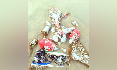 ഗണേശോത്സവം: പയ്യാമ്പലത്ത് വിഗ്രഹങ്ങൾ തീരത്ത് അടിഞ്ഞുകൂടി