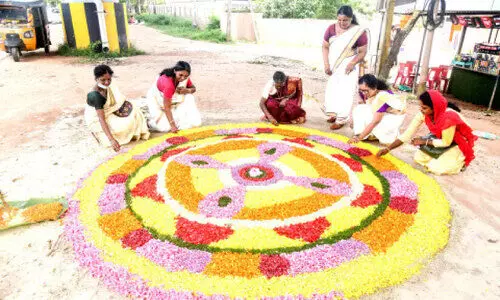 വഴിയോരത്ത് പൂക്കളങ്ങൾ; ആലപ്പുഴക്ക് പുതുകാഴ്ച വഴിയോരത്ത് പൂക്കളങ്ങൾ; ആലപ്പുഴക്ക് പുതുകാഴ്ച