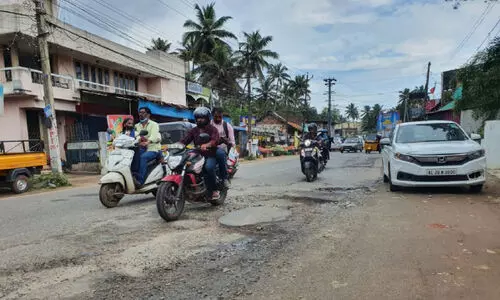 ദേ​ശീ​യ​പാ​ത​യി​ൽ കു​ഴി​ക​ൾ വ​ർ​ധി​ക്കു​ന്നു