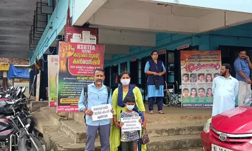 കാട്ടാക്കട ഡിപ്പോയിലെ കണ്ടക്ടര്‍ കുടുംബസമേതം ഡിപ്പോ പടിക്കല്‍ സമരം നടത്തി