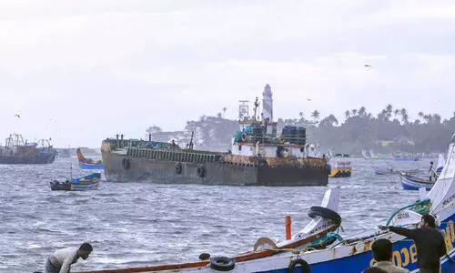 ശക്തമായ കാറ്റിൽ പരക്കെ നാശം; ജില്ലയിൽ റെഡ്​ അലർട്ട്