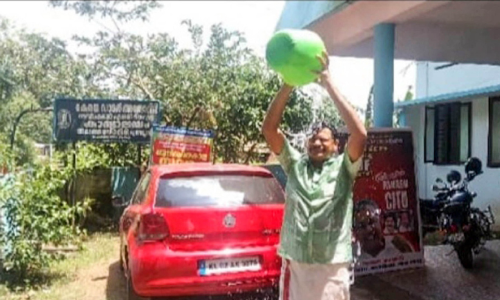 കുടിവെള്ളമില്ല; കൗൺസിലർ പരസ്യമായി കുളിച്ച്​ പ്രതിഷേധിച്ചു