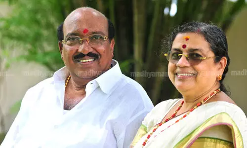 സംസ്ഥാന സർക്കാറിന്റെ പരിപാടിയിൽ ഉദ്ഘാടകനായി വെള്ളാപ്പള്ളി; ഭദ്രദീപം തെളിയിക്കുന്നത് ഭാര്യ