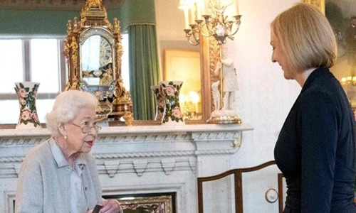 എലിസബത്ത് രാജ്ഞിയെ കണ്ട് ലിസ് ട്രസ്; ബ്രിട്ടന്റെ മൂന്നാം വനിതാ പ്രധാനമന്ത്രി ചുമതലയേറ്റു