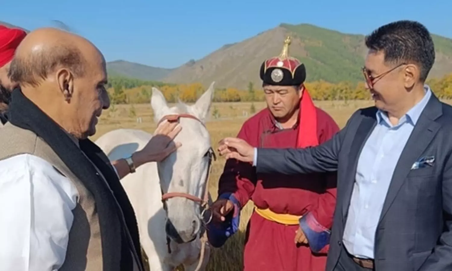 രാജ്നാഥ് സിങ്ങിന് വെള്ളക്കുതിരയെ സമ്മാനിച്ച് മംഗോളിയൻ പ്രസിഡന്‍റ്