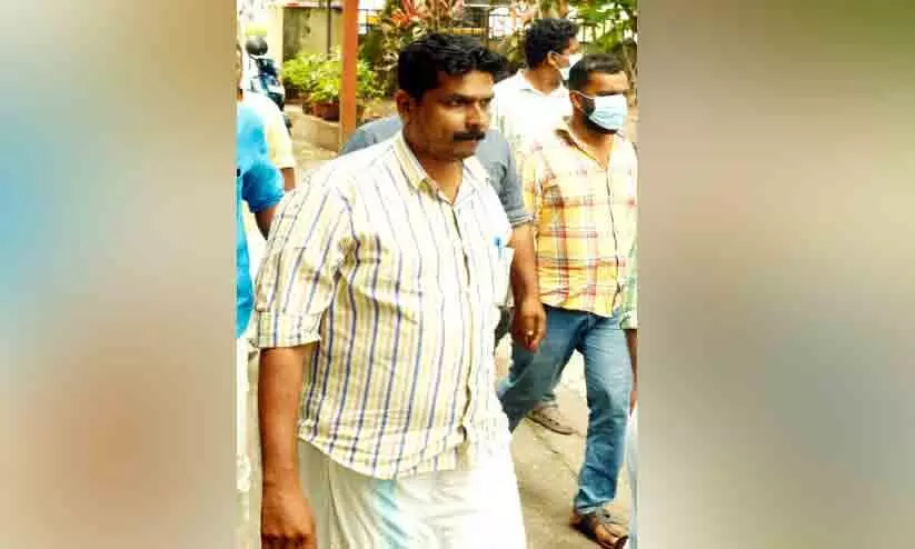 രാഷ്ട്രീയ സമ്മർദത്തിൽ പൊലീസ് കാഴ്ചക്കാരായി; വഴിമുട്ടിയതോടെ പ്രതികളുടെ കീഴടങ്ങൽ