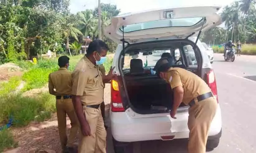 ഓണം സ്പെഷൽ ഡ്രൈവ്: അതിർത്തി ചെക്പോസ്റ്റുകളിൽ പരിശോധന കർശനമാക്കി ഓണം സ്പെഷൽ ഡ്രൈവ്: അതിർത്തി ചെക്പോസ്റ്റുകളിൽ പരിശോധന കർശനമാക്കി