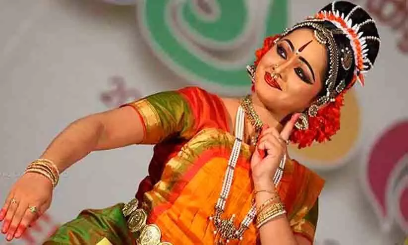 ആരോഗ്യ വാഴ്സിറ്റി കലോത്സവം; വിജയികൾക്ക് മർദ്ദനത്തോടെ കിരീടം, അതിർത്തി കടത്തിയത് പൊലീസ് ആരോഗ്യ വാഴ്സിറ്റി കലോത്സവം; വിജയികൾക്ക് മർദ്ദനത്തോടെ കിരീടം, അതിർത്തി കടത്തിയത് പൊലീസ്