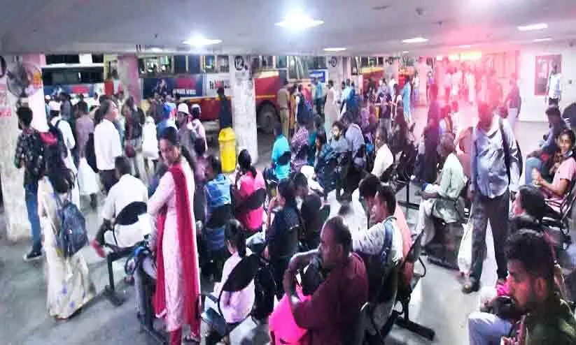 തിരക്കിനിടയിൽ മാനം കറുത്തു; നഗരം വീർപ്പുമുട്ടി തിരക്കിനിടയിൽ മാനം കറുത്തു; നഗരം വീർപ്പുമുട്ടി