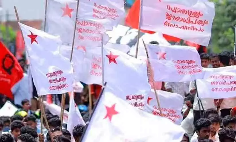 കെ.എസ്.യു പ്രവര്ത്തകയെ തട്ടിക്കൊണ്ടുപോയ സംഭവം: മൂന്ന് എസ്.എഫ്.ഐ പ്രവര്ത്തകര്ക്ക് സസ്പെന്ഷന് കെ.എസ്.യു പ്രവര്ത്തകയെ തട്ടിക്കൊണ്ടുപോയ സംഭവം: മൂന്ന് എസ്.എഫ്.ഐ പ്രവര്ത്തകര്ക്ക് സസ്പെന്ഷന്