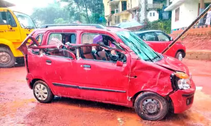 മെറ്റൽ കയറ്റിയ ലോറി കാറിലിടിച്ച് മറിഞ്ഞ് മൂന്നുപേർക്ക് പരിക്ക് മെറ്റൽ കയറ്റിയ ലോറി കാറിലിടിച്ച് മറിഞ്ഞ് മൂന്നുപേർക്ക് പരിക്ക്