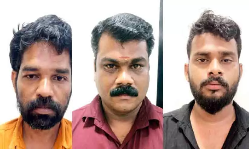 18 ലിറ്റർ വിദേശ മദ്യവുമായി മൂന്നുപേർ പിടിയിൽ 18 ലിറ്റർ വിദേശ മദ്യവുമായി മൂന്നുപേർ പിടിയിൽ