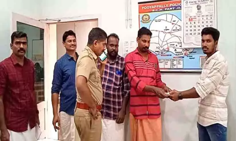 കളഞ്ഞുകിട്ടിയ കാൽലക്ഷം രൂപ ഉടമക്ക് തിരികെ നൽകി പെയിന്റിങ് തൊഴിലാളികൾ കളഞ്ഞുകിട്ടിയ കാൽലക്ഷം രൂപ ഉടമക്ക് തിരികെ നൽകി പെയിന്റിങ് തൊഴിലാളികൾ