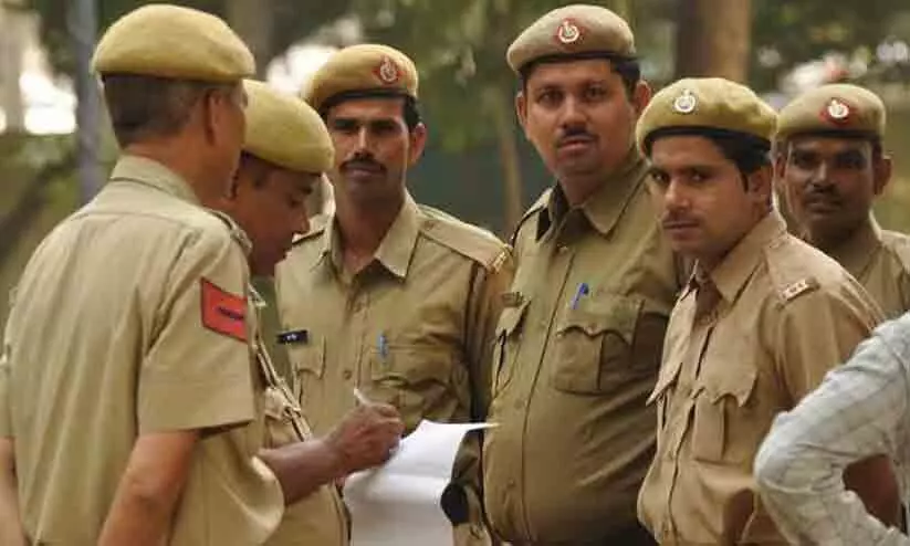 സഹപ്രവർത്തകയുമായുള്ള പ്രണയത്തിന്റെ പേരിൽ കലഹം: യു.പിയിൽ അഞ്ച് പൊലീസ് ഉദ്യോഗസ്ഥർക്ക് സസ്പെൻഷൻ സഹപ്രവർത്തകയുമായുള്ള പ്രണയത്തിന്റെ പേരിൽ കലഹം: യു.പിയിൽ അഞ്ച് പൊലീസ് ഉദ്യോഗസ്ഥർക്ക് സസ്പെൻഷൻ