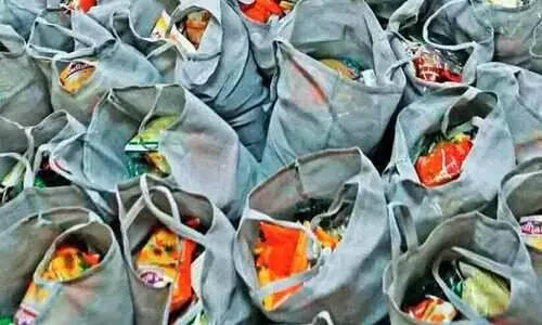 ഭക്ഷ്യക്കിറ്റുകളുടെ വിതരണം ബുധനാഴ്ച പൂര്ത്തിയാകും -മന്ത്രി ഭക്ഷ്യക്കിറ്റുകളുടെ വിതരണം ബുധനാഴ്ച പൂര്ത്തിയാകും -മന്ത്രി