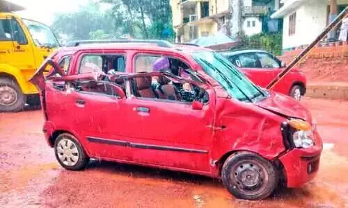 മെറ്റൽ കയറ്റിയ ലോറി കാറിലിടിച്ച് മറിഞ്ഞ് മൂന്നുപേർക്ക് പരിക്ക്