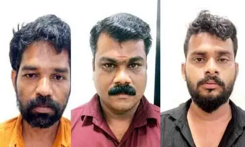 18 ലി​റ്റ​ർ വി​ദേ​ശ മ​ദ്യ​വു​മാ​യി മൂ​ന്നു​പേ​ർ പി​ടി​യി​ൽ