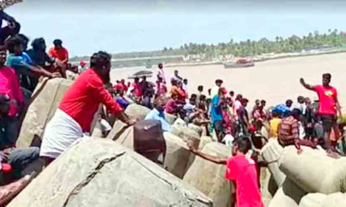 പ്രതിഷേധത്തിൽ പ്രക്ഷുബ്ദമായി അഞ്ചുതെങ്ങ്