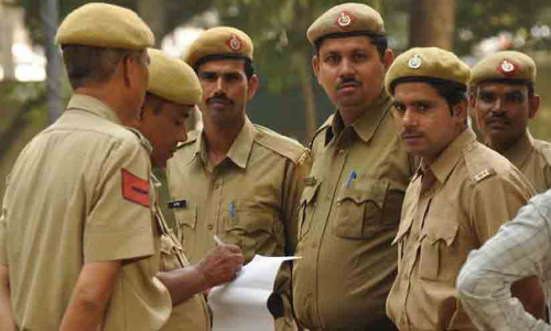 സഹപ്രവർത്തകയുമായുള്ള പ്രണയത്തിന്റെ പേരിൽ കലഹം: യു.പിയിൽ അഞ്ച് പൊലീസ് ​ഉദ്യോഗസ്ഥർക്ക് സസ്‍പെൻഷൻ