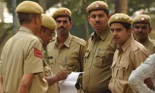 സഹപ്രവർത്തകയുമായുള്ള പ്രണയത്തിന്റെ പേരിൽ കലഹം: യു.പിയിൽ അഞ്ച് പൊലീസ് ഉദ്യോഗസ്ഥർക്ക് സസ്പെൻഷൻ സഹപ്രവർത്തകയുമായുള്ള പ്രണയത്തിന്റെ പേരിൽ കലഹം: യു.പിയിൽ അഞ്ച് പൊലീസ് ഉദ്യോഗസ്ഥർക്ക് സസ്പെൻഷൻ