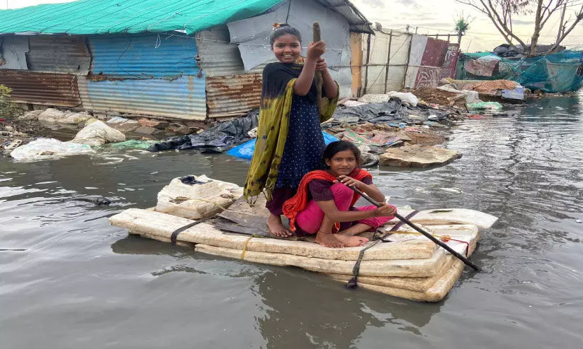 ബംഗളൂരുവിലെ പ്രളയം: കണ്ണീർകാഴ്ചയായി ചേരികൾ ബംഗളൂരുവിലെ പ്രളയം: കണ്ണീർകാഴ്ചയായി ചേരികൾ