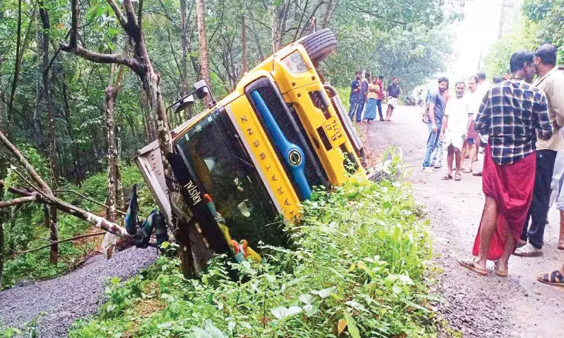 പയ്യനാട് തോട്ടുപൊയിലിൽ ലോറി മറിഞ്ഞു