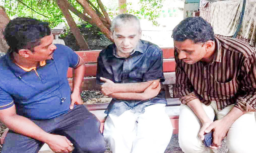 28 വർഷത്തെ ഇടവേള, നാട്ടുകാരെ കണ്ടപ്പോൾ കണ്ണുനിറച്ച് അബൂബക്കർ 28 വർഷത്തെ ഇടവേള, നാട്ടുകാരെ കണ്ടപ്പോൾ കണ്ണുനിറച്ച് അബൂബക്കർ