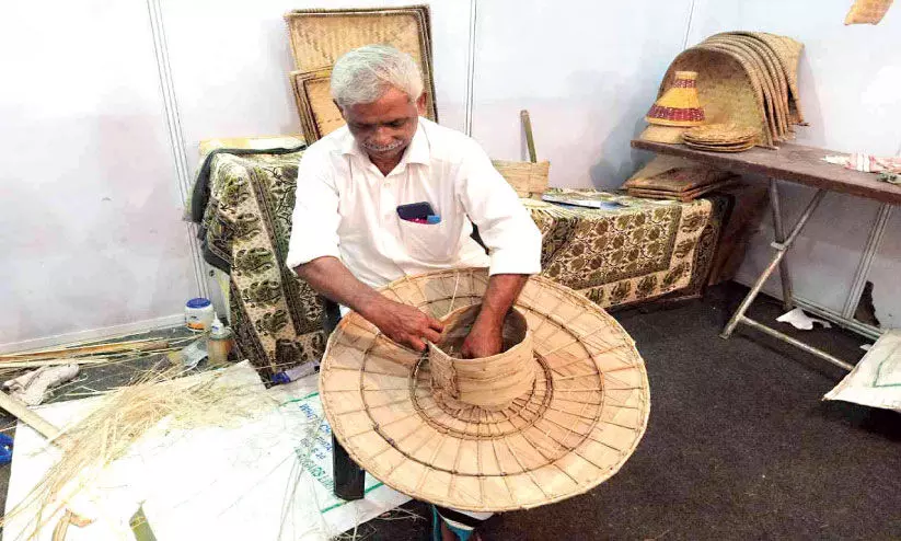 പ്രതിസന്ധിയിലും പാരമ്പര്യ തൊഴിൽ കൈവിടാതെ കൃഷ്ണൻകുട്ടി പ്രതിസന്ധിയിലും പാരമ്പര്യ തൊഴിൽ കൈവിടാതെ കൃഷ്ണൻകുട്ടി