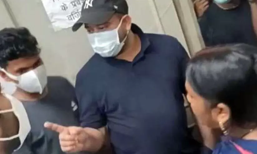 ഡോക്ടർമാരില്ല, വാർഡുകളിൽ നായകളുടെ വിഹാരം; മിന്നൽ സന്ദർശനത്തിൽ ഞെട്ടി തേജസ്വി ഡോക്ടർമാരില്ല, വാർഡുകളിൽ നായകളുടെ വിഹാരം; മിന്നൽ സന്ദർശനത്തിൽ ഞെട്ടി തേജസ്വി