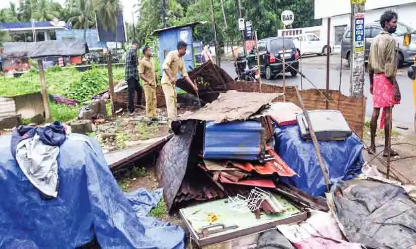 വഖഫ് ഭൂമിയിലെ അനധികൃത നിര്‍മാണം പൊളിച്ചുനീക്കി