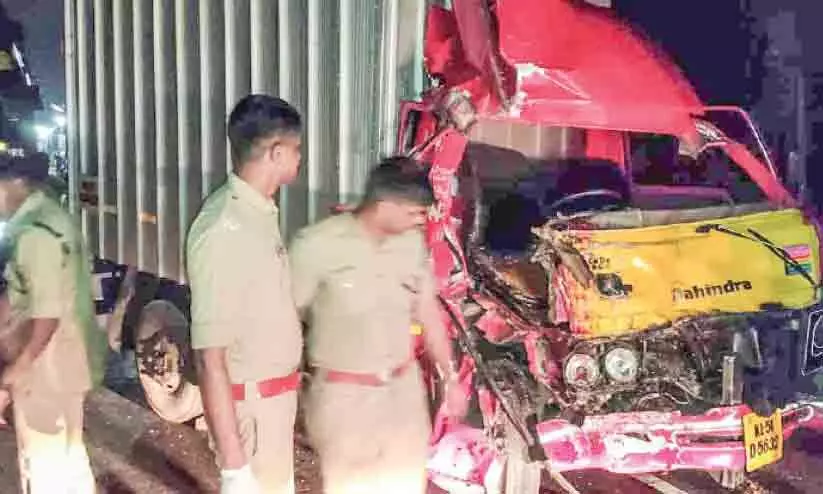 ടൂ​റി​സ്റ്റ് ബ​സും വാ​നും കൂ​ട്ടി​യി​ടി​ച്ച് നാ​ലു​പേ​ർ​ക്ക് പ​രി​ക്ക്