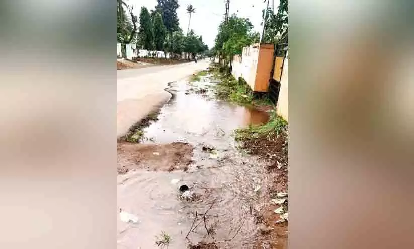 പൈപ്പ് പൊട്ടിയിട്ട് ഒരാഴ്ച; കുടിവെള്ളമില്ലാതെ ഒറ്റപ്ലാമൂട്, പോളി നിവാസികൾ പൈപ്പ് പൊട്ടിയിട്ട് ഒരാഴ്ച; കുടിവെള്ളമില്ലാതെ ഒറ്റപ്ലാമൂട്, പോളി നിവാസികൾ