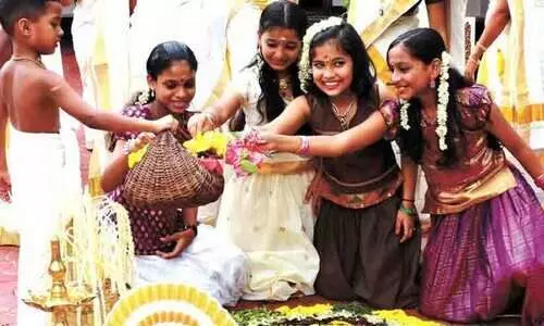 ഓണം... പൊന്നോണം; പ​തി​ന്മ​ട​ങ്ങ് ആ​വേ​ശ​ത്തോ​ടെ തി​രു​വോ​ണ​ത്തെ തി​രി​ച്ചു​പി​ടി​ച്ച് മ​ല​യാ​ളി​ക​ൾ