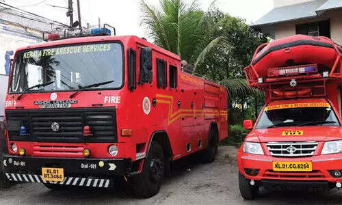 ഇഡലിപ്പാത്രത്തിൽ വിരൽ കുടുങ്ങി; രക്ഷകരായി ഫയർഫോഴ്സ്