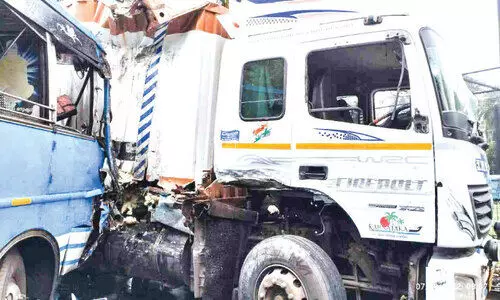 കണ്ടെയ്നർ ലോറി ബസിലിടിച്ചു; നിരവധി പേർക്ക് പരിക്ക്; ഒഴിവായത് വൻ ദുരന്തം