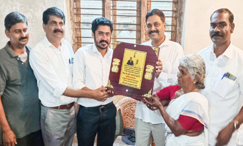 കിടപ്പാടം ജപ്തി ഭീഷണിയിൽ നിന്ന് രക്ഷിച്ച അഭിഭാഷകന് മീനാക്ഷിയുടെ സ്നേഹസമ്മാനം