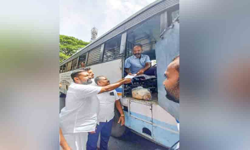 കെ.​എ​സ്‌.​ആ​ർ.​ടി.​സി ജീ​വ​ന​ക്കാ​ർ​ക്ക് ഓ​ണ​ക്കോ​ടി​യും കി​റ്റും